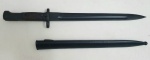 Antiga baioneta do Exército, apresenta sinais de uso, com respectiva bainha original, med. 43 centímetros.
