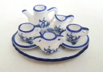 Linda miniatura de jogo de chá em porcelana, composta por nove peças sendo; 2 xícaras, bule de chá, leiteira, açucareiro e bandeja,  tamanho da maior peça. 5,5x4