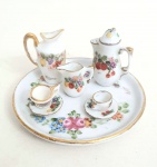 Linda miniatura de jogo de chá em porcelana, composta por nove peças sendo; 2 xícaras, bule de chá, leiteira, jarra de água  e bandeja,  tamanho da maior peça. 8x8