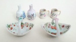 Lindas miniaturas em porcelana, composta por seis peças, sendo; 2 canecas, 2 fruteiras e 2 moringas. tamanho da maior peça. 7x5