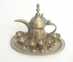Jogo de chá em bronze sendo: um bule, seis cálices e uma bandeja