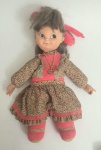 Antiga boneca da marca estrela, feita com corpo de pano e cabeça e mãos em borracha, med. 14 centímetros.