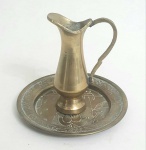 Miniatura em bronze sendo um jarro e uma bandeja, a maior peça med.  7,5 centímetros.