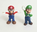 Bonecos em plástico rígido representando Mário e Luigi de Super Mario Bros