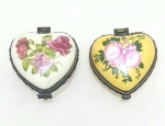 Lindas caixas em porcelana no formato de corações, decoradas com rosas. Medindo 4 x 5 centímetros cada.