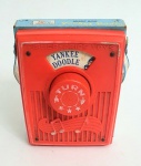Antiga caixa de musica americana fisher price toys, funcionando porém sem garantias, med. 12x9x5 centímetros.