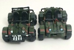 Dois carrinhos de brinquedo militares em plástico rígido, med 10 x 26 x 14