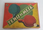 Antigo jogo de tênis de mesa da marca ESTRELA, sendo duas raquetes, duas hastes de sustentação e uma rede. (Falta a bola)