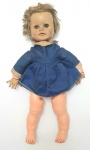 Antiga boneca, com cabeça e mãos em borracha, tronco, braços e pernas em plástico rígido,  med. 55 centímetros.