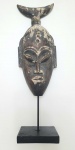Antiga mascara Africana,  peça em madeira maciça,  med. 44 centímetros com a base.