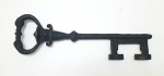 Antiga e grande chave em ferro, med. 34 centímetros.