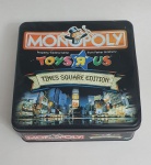 Antigo jogo monopoly em caixa de metal,  muito bem conservado.