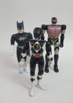 Três bonecos articulados,  sendo um Power ranger,  um Batman e outro não identificado, o maio med. 22 centímetros.