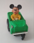 Antigo carrinho com o Mickey, feito em plastico rígido com funcionamento a corda. Med. 16 x 9 x16 centímetros.