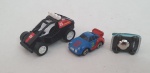 Três carrinhos miniaturas de brinquedo em plástico, o maior med. 6 x 3 x 6 centímetros.