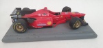 Carrinho miniatura colecinavel  réplica de fórmula 1 Ferrari,  med.  5 x 10 x 23 centímetros.