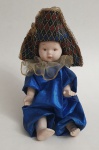 Antiga boneca em porcelana europeia,  com membros e cabeça em porcelana e corpo em espuma, med. 20 centímetros.