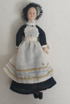 Antiga boneca em porcelana europeia,  com membros e cabeça em porcelana, corpo em tecido e enchimento,  med. 16 centímetros.