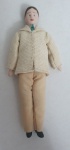 Antiga boneco em porcelana europeia,  com membros e cabeça em porcelana e corpo em tecido e enchimento,  med. 16 centímetros.