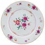 CIA DAS INDIAS - Prato de porcelana Chinesa da Companhia das Índias, Dinastia Qing.  Ricos esmaltes da família rosa.  Med 2 x 23 cm . Marcas de uso. Presença de bicado na borda e defeitos de forno. Acervo Particular Rio de Janeiro/RJ.