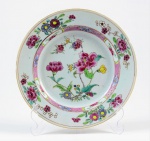 CIA DAS INDIAS - Prato de porcelana Chinesa da Companhia das Índias, Dinastia Qing.  Ricos esmaltes da família rosa.  Med 2 x 23 cm . Marcas de uso. Presença de bicado na borda e defeitos de forno. Acervo Particular Rio de Janeiro/RJ.