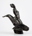 Robert Jay Wolff (América, 1905-1978), " Cavalgada". Belíssima escultura de bronze patinado, com temática erótica. Representada por figura feminina nua cavalgando peixe. Assinada . datada 1935. Med. 21 x 20 x 10 cm de largura. Marcas do tempo. pequenos desgastes. Nota Biográfica: Robert Jay Wolff (19051978) foi um dos primeiros pioneiros da arte abstrata americana. Suas pinturas estão nas coleções do Museu do Brooklyn e do Guggenheim.Nascido em Chicago, Illinois, ele estudou na Yale University e na Ecole Des Beaux Arts na França. Paris em 1929 e 1930 estava viva com a nova arte da Escola de Paris, e Wolff viu pinturas de Miro, Matisse, Picasso e Braque e a escultura de Brancusi, Zadkine, Gonzales, Archipenko. "Todos eles tinham um fascínio inescapável por olhos jovens e descomprometidos", escreveu ele anos depois. Wolff voltou para Chicago em 1932, onde continuou a trabalhar com escultura. "Trabalhei sempre da vida, principalmente cabeças; e embora sempre houvesse certa semelhança, minha primeira preocupação foi com a escultura como um objeto, como um volume plenamente realizado de planos que se cruzam com planos, de uma diversidade infinita de contornos, de superfícies crescendo pacientemente até a plenitude de uma essência viva. "Entre 1929 e 1931, fiz uma série de desenhos de lavagem de minha janela no alto de Passy, com vista para Paris, e foi nesses que descobri como a tangibilidade agressiva dos espaços poderia dissolver o mundo dos objetos de concreto." A escultura de Wolff recebeu prêmios em exposições com júri no Chicago Art Institute em 1933 e 1934, e em uma exposição individual em 1935. Mas o artista já estava se voltando da escultura para a pintura, o que ele chamou de "emocionante, mas, em certo sentido, excursões aterrorizantes a este novo e estranho reino da abstração subjetivamente expressiva. "Wolff juntou-se a Laszlo Moholy-Nagy e Gyorgy Kepes em 1938, quando eles estabeleceram o Chicago Institute of Design, o renascimento americano da escola alemã Bauhaus. Após a Segunda Guerra Mundial, Wolff foi professor de Arte no Brooklyn College, onde como chefe de departamento seu corpo docente incluía Ad Reinhardt, Burgoyne Diller, Stanley Hayter, Carl Holty e Mark Rothko. O livro de Wolff, Essays on Art and Learning, foi publicado em 1971.O trabalho de Wolff é representado em coleções que incluem: Art Institute of Chicago, Brooklyn Museum of Art, propriedade de Alexander Calder, propriedade de Marcel Breuer, The Guggenheim, Rhode Island School of Design Museum, Tate em Londres e Wadsworth Athenaeum. Nota Sobre certificação e autenticidade de obras de origem estrangeira:  As obras de origem estrangeira que forem a pregão neste leilão de número 20679, serão vendidas enquanto atribuídas. Ficando a aquisição por conta e risco do interessado que arrematar a obra. A organização do leilão não se responsabilizará pela garantia de autenticidade de qualquer obra estrangeira neste leilão apregoada (s).