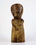 Arte Popular - Sem assinatura aparente. Belíssima escultura de madeira nobre representada por figura masculina. Med. 37 x 14 x 13 cm . Marcas do tempo. Desgastes e faltas. Acervo Particular Rio de Janeiro/RJ.