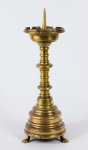 Tocheiro single de bronze. Alemanha - Cerca 1900.  Base de apoio trípode com pés na forma de burro. Presença de Marca " A. Kreiten" Med. 40 x 14 cm. Marca de uso e do tempo. Desgastes. Um dos pés necessita restauro. Acervo Particular Rio de Janeiro/RJ.