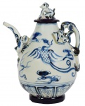 Importante bule de porcelana da china, atribuível a Dinastia Ming (séculos XV-XVI). Porcelana vidrada com glazed  branco e pintura a mão livre em azul representando ave do paraíso , nuvens e elementos fitomorfos.   Base não vidrada, assim como a parte interior da tampa.  Alça na forma de dragão. Bico do bule na forma de tromba de elefante. pega da tampa na forma de cachorro. Med. 23.5 x 14 x 18 cm. Presença de restauro mau feito na tampa e na base. Marcas do tempo. No estado. Coleção Particular Rio de Janeiro/RJ.