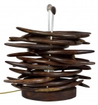 Designer não identificado, Belíssima e inusitada luminária de mesa portátil, de madeira nobre e metal. Atribuível a década 50/60. Med. 48 x 21 x 20 cm. Marcas de uso. pequenas faltas. Parte elétrica funcionando. Coleção Particular Rio de Janeiro/RJ.