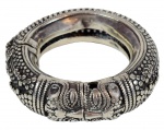 JOIA ÉTNICA - Rara pulseira infantil de prata indiana, atribuível a região RAJASTHAN. Se trata de uma preciosa joia tribal feita sob encomenda. O encontro das duas cabeças de serpente no fecho representam os dois maiores rios da índia que se juntam YAMUNA e GANGA(GANGES). Índia. Princípio do Séc XX. Med 7,5 de diâmetro x 2 de espessura(ME); 4,5 cm de diâmetro (MI). Peso total: 103 gramas. Marcas de uso. Pequenas faltas. Coleção Particular Rio de Janeiro/RJ. Nota de agradecimento: Agradecimento especial a Alfredo Bariani, da TIZ leilões, por sua impar contribuição na identificação e localização da obra em questão.
