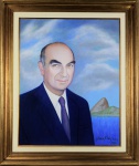 Glauco Rodrigues - Glauco Otávio Castilhos Rodrigues (Bagé, Rio Grande do Sul, 1929 - Rio de Janeiro, Rio de Janeiro, 2004), "Retrato de Joaquim Rafael Sanchez Larragoiti", Óleo sobre tela.  Assinado, localizado Rio  e datado 14/11/1996 na frente e verso da obra. A obra além de belíssimo "Portrait" de tão estimado empresário do ramo de seguros, Carrega uma característica iconográfica do Rio de Janeiro que retrata a vista do imóvel do retratado a partir da Rui Barbosa tendo a enseada de botafogo com o Pão de Açúcar ao fundo e uma sutileza muito bem humorada do Glauco, aonde ele faz alusão ao "Céu inspirado em  El Greco" , dado a origem do retratado , assim como a paixão do mesmo pelo artista, que veio a fazer parte de sua vasta e importante coleção.  Med 80 x 65 cm (MI); 105 x 88 cm (ME). Coleção Particular Rio de Janeiro/RJ. Nota Biográfica: Pintor, desenhista, gravador, ilustrador, cenógrafo. Começa a pintar, como autodidata, em 1945. Em 1949, recebe bolsa de estudos da Prefeitura de Bagé e freqüenta, por três meses, a Escola Nacional de Belas Artes (Enba), no Rio de Janeiro. Em 1951, funda o Clube de Gravura de Bagé, com Glênio Bianchetti (1928) e Danúbio Gonçalves (1925). Fixa-se em Porto Alegre e participa do Clube de Gravura de Porto Alegre, fundado por Carlos Scliar (1920 - 2001) e Vasco Prado (1914 - 1998). Em 1958, muda-se para o Rio de Janeiro e integra a primeira equipe da revista Senhor. Reside em Roma entre 1962 e 1965. Ao retornar ao Brasil, participa de importantes exposições, como Opinião 66, no Museu de Arte Moderna do Rio de Janeiro - MAM/RJ. No fim da década de 1950, sua produção se aproxima da abstração. Volta à figuração no início dos anos 1960, e produz obras sob o impacto da arte pop, tratando, com humor, de temas nacionais como a imagem do índio, o carnaval, o futebol, a natureza tropical e a história do Brasil, que inspiram séries como Terra Brasilis, 1970, Carta de Pero Vaz de Caminha, 1971, No País do Carnaval, 1982 ou Sete Vícios Capitais, 1985. Na década de 1980, recebe o Prêmio Golfinho de Ouro Artes Plásticas do Governo do Estado do Rio de Janeiro e publica o livro Glauco Rodrigues, que reúne toda sua obra. Em 1999, recebe o Prêmio Ministério da Cultura Candido Portinari - Artes Plásticas.