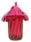 Seguso - Murano -  Corpulento e pesado vaso de vidro artístico soprado  na cor vermelho "cereja" e pó de ouro, corpo na forma de cilíndrico retorcido com borda guarnecida por farto babado irregular simulando um movimento líquido, tendo na parte superior a borda virada. Atelier Seguso. Med. 38 x 28 cm . Marcas de uso. pequenos bicado na parte interna da base.  Nota : Os muranos são conhecidos por serem objetos de desejo por sua imponência e beleza. Possui esse nome por ser originário da Ilha de Murano, na Itália, sendo um material que foi passado de geração em geração. Os Cristais de Murano são feitos de forma artesanal, com a técnica de fusão dos metais e soprar o vidro, podendo durar até 3 dias. Neste conteúdo, você pode conhecer o processo completo de fabricação do Murano.Sendo um produto artesanal, é dificilmente produzido em série. Por esse motivo, cada peça é exclusiva e única, o que faz com que tenha maior valor agregado, tornando seu custo mais elevado que outros materiais. Os cristais de murano, além de serem mais raros e exclusivos, garantem às peças mais brilho e transparência. A intensidade pode variar conforme a quantidade de chumbo que é inserida no produto. Quanto mais chumbo, mais brilho e beleza o Murano terá.