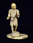 Arte Oriental - Grupo escultórico de marfim representando figura masculina de quimono e cesto no chão. Assinado na base. Marcas do tempo. pequenas faltas. Med. 11 x 6 x 7 cm . Acervo Particular São Paulo/SP.