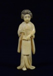 Arte Oriental -Escultura de marfim representando gueixa segurando Scroll. Assinada na base. Marcas do tempo. Med. 8 x 2,5 x 2  cm . Acervo Particular São Paulo/SP