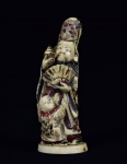 Arte Oriental - Importante grupo escultórico de marfim policromado representando Dignatario em traje completo com filho ao pé. Assinado na base. Marcas do tempo. Pequenos desgastes na policromia. Med. 11 x 4 x 3 cm . Acervo Particular São Paulo/SP.