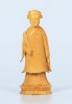 Arte Oriental -  Importante escultura de marfim representando Dignataria em traje completo. A Marcas do tempo. Pequenos desgastes. Med. 10 x 4 x 3,5 cm . Acervo Particular São Paulo/SP.