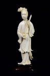 Arte Oriental -Escultura de marfim representando gueixa segurando haste. Base de madeira. Marcas do tempo. haste faltando parte superior. Med. 14 x 5 x 3 cm (medidas totais); 13 x 4 x 2,5 cm (escultura). Acervo Particular São Paulo/SP