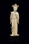 Arte Oriental -Escultura de marfim representando gueixa segurando haste. Base de madeira. Marcas do tempo. haste faltando parte superior. Med. 12 x 3,5 x 2 cm (medidas totais); 10 x 3 x 1 cm (escultura). Acervo Particular São Paulo/SP.