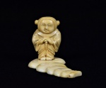 Arte Oriental Erótica -  Pequena e inusitada escultura de marfim representando jovem em traje completo com as mãos apoiadas em falo em riste . Base na forma de caminho Marcas do tempo. Pequenos desgastes. Med. 4 x 4 x 8 cm . Acervo Particular São Paulo/SP.