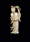 Arte Oriental -Escultura de marfim representando gueixa segurando haste com ramalhete de flores. borboleta pousada em seu quimono.  Base de madeira. Marcas do tempo. Desgates. Med. 9,5 x  2,5 x 3,5  cm (medidas totais); 8 x 3 x 1,5 cm (escultura). Acervo Particular São Paulo/SP