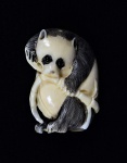 Arte Oriental -  linda escultura  de marfim representeando urso panda sentado comendo bambu. Assinado no verso. Marcas do tempo. Pequenos desgastes. Resquício de ponto de cola na parte inferior. Med. 1,5  x 4 x 5 cm . Acervo Particular São Paulo/SP.