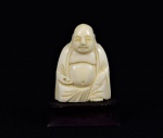 Arte Oriental -  Pequena escultura de marfim representado "Budha ". Base de madeira ebanizada.  Marcas do tempo. Med. 5 x 4 x 2,5 cm (medidas totais); 4 x 3 x 1 cm (Budha). Acervo Particular São Paulo/SP.