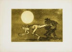 Clóvis Graciano (Araras, SP/1907 - São Paulo, SP/1988) ,"Capoeira". Gravura metal/talho doce sobre papel. Assinado. Datado de 1974. Tiragem 71/100. Med 50 x 70 cm (medidas totais); 31,5 x 49,5 cm (mancha). Pontos de acidez. Coleção Hofmann - Rio de Janeiro /RJ. Nota Biográfica: Pintor, desenhista, cenógrafo, gravador, ilustrador. Em 1934, muda-se para a cidade de São Paulo onde realiza estudos com o pintor Waldemar da Costa (1904 - 1982), entre 1935 e 1937. Com Francisco Rebolo, Mario Zanini e Bonadei, integra o Grupo Santa Helena, em 1937. Na Escola Paulista de Belas Artes freqüenta como aluno ouvinte o curso de desenho até 1938. Em 1939 é eleito presidente da Família Artística Paulista-FAP. Em 1941, realiza sua primeira exposição individual e em 1948 é sócio-fundador do Museu de Arte Moderna de São Paulo-MAM/SP. Recebe prêmio no Salão Nacional de Belas Artes de viagem á Europa, em 1949. Estuda gravura e pintura mural por dois anos em Paris. Nos anos 1950 dedica-se especialmente a pintura mural. Transita pela ilustração de obras literárias, como Cancioneiro da Bahia de Dorival Caymmi e Terras do Sem Fim de Jorge Amado. Assume a direção da Pinacoteca do Estado de São Paulo, em 1971. Entre 1976 e 1978 é adido cultural em Paris. A obra de Clóvis Graciano caracteriza-se pela fidelidade ao figurativismo onde predominam os temas sociais. Produz paisagens e naturezas- mortas, cuja particularidade reside na singularidade do corte, no grafismo sintético e na rapidez da execução. Sua arte apresenta influência de Candido Portinari, uma vez que recorre ao pós-cubismo, à superposição de planos, e desconstrói a perspectiva por meio da deformação das figuras, especialmente de mãos e pés. A arte de Clóvis Graciano, principalmente a produção dos anos 1940, é marcada por temas sociais e pela figura humana, nas quais figuram os retirantes. Também produziu auto-retratos que expressam pouca tensão, mas apresentam variações psicológicas. Nos anos 1950 a produção é voltada à pintura mural como Arsmistício de Iperoig, na Fundação Armando Álvares Penteado-FAAP, entre outros, cuja inspiração advém do Renascimento. Referência Bibliográfica : https://www.guiadasartes.com.br/clovis-graciano/obras-e-biografia