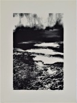 Fayga Perla Ostrower (Lodz, Polônia 1920 - Rio de Janeiro RJ 2001),"Sem Título". Gravura sobre papel. Assinada. Datada de 1980. Tiragem 15/100. Med 80 x 61 cm (medidas totais); 60 x 40 cm (mancha). Pontos de acidez. Coleção Hofmann - Rio de Janeiro /RJ. Nota Biográfica: Gravadora, pintora, desenhista, ilustradora, teórica da arte e professora, Fayga Ostrower chegou ao Rio de Janeiro em 1934. Cursou Artes Gráficas na Fundação Getúlio Vargas (FGV), em curso coordenado por Tomás Santa Rosa. Seus professores foram Axl Leskoschek, Carlos Oswald, Hanna Levy-Deinhard, entre outros. Em 1955, viajou por um ano para Nova York com uma Bolsa de estudos da Fullbright.Realizou exposições individuais e coletivas no Brasil e no exterior. Seus trabalhos se encontram nos principais museus brasileiros, da Europa e das Américas. Recebeu numerosos prêmios, entre os quais, o Grande Prêmio Nacional de Gravura da Bienal de São Paulo (1957) e o Grande Prêmio Internacional da Bienal de Veneza (1958); nos anos seguintes, o Grande Prêmio nas bienais de Florença, Buenos Aires, México, Venezuela e outros.Entre os anos de 1954 e 1970, desenvolveu atividades docentes na disciplina de Composição e Análise Crítica no Museu de Arte Moderna do Rio de Janeiro. No decorrer da década de 60, lecionou no Spellman College, em Atlanta, EUA; na Slade School da Universidade de Londres, Inglaterra, e, posteriormente, como professora de pós-graduação, em várias universidades brasileiras. Durante estes anos desenvolveu também cursos para operários e centros comunitários, visando a divulgação da arte. Proferiu palestras em inúmeras universidades e instituições culturais no Brasil e no exterior.Foi presidente da Associação Brasileira de Artes Plásticas entre 1963 e 1966. De 1978 a 1982, presidiu a comissão brasileira da International Society of Education through Art, INSEA, da Unesco. Em 1969, a Biblioteca Nacional, no Rio de Janeiro, publicou álbum de gravuras suas, realizadas entre 1954 e 1966. É membro honorário da Academia delle Arti Dell Disegno de Florença, Itália. Fez parte do Conselho Estadual de Cultura do Rio de Janeiro de 1982 a 1988. Em 1972, foi agraciada com a condecoração Ordem do Rio Branco. Em 1998, foi condecorada com o Prêmio do Mérito Cultural pelo Presidente da República do Brasil. Em 1999, recebeu o Grande Prêmio de Artes Plásticas do Ministério da Cultura.  Referência Bibliográfica: https://faygaostrower.org.br/a-artista/biografia-resumida