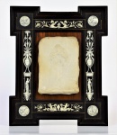 Antonio Piazza (itália , 1875 - 1925).  "Romeu e Julieta". Pequena placa de mármore esculpida. Assinada. Acompanha moldura original de madeira e marfim. Med 14 x 10 x  1,5 cm(mármore); 29 x 24 cm (moldura). Pequenas faltas. No estado. Coleção Maria Flora Von Sperling Soares de Lima - Rio de Janeiro /RJ.  Referências: https://www.mutualart.com/Artist/Antonio-Piazza/8DAA0F08F46648DB