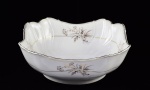 LUIGI BELTRAMI - Belíssima saladeira  de porcelana  tendo ao fundo  a marca do distribuidor  Luigi Beltrami - via venti settembre, 58 - Torino. Decoração padrão floral. Contornos em prata. Med. 10 x 26 x 26 cm .  Marcas de uso. Faltas . Coleção Particular de origem Italiana.