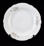 LUIGI BELTRAMI -  Elegante travessa  redonda de porcelana  tendo ao fundo  a marca do distribuidor  Luigi Beltrami - via venti settembre, 58 - Torino. Decoração padrão floral. Contornos em prata. Med. 34 cm de  diâmetro.  Marcas de uso. Faltas . Coleção Particular de origem Italiana.