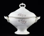 LUIGI BELTRAMI -  Elegante sopeira  de porcelana  tendo ao fundo  a marca do distribuidor  Luigi Beltrami - via venti settembre, 58 - Torino.  Decoração padrão floral. Contornos em prata. Med. 30 x 26 x 35 cm de alça a alça. Marcas de uso. Faltas . Coleção Particular de origem Italiana.
