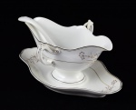 LUIGI BELTRAMI - Elegante molheira  de porcelana,  tendo ao fundo  a marca do distribuidor  Luigi Beltrami - via venti settembre, 58 . Decoração padrão floral.  Acompanha concha sem marca.  Med. 12 x 27 x 16 de largura (molheira) - 4 x 19 cm de comprimento(concha). Marcas de uso. Faltas . Coleção Particular de origem Italiana.